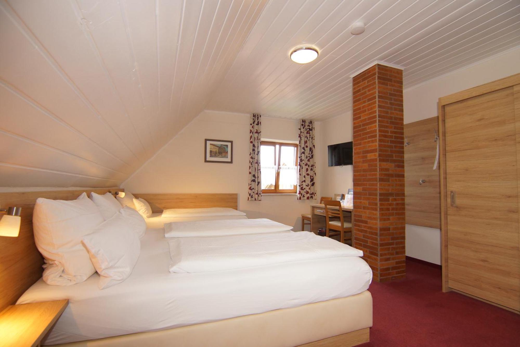 Gasthaus Und Landhotel Wiedmann Eresing ภายนอก รูปภาพ